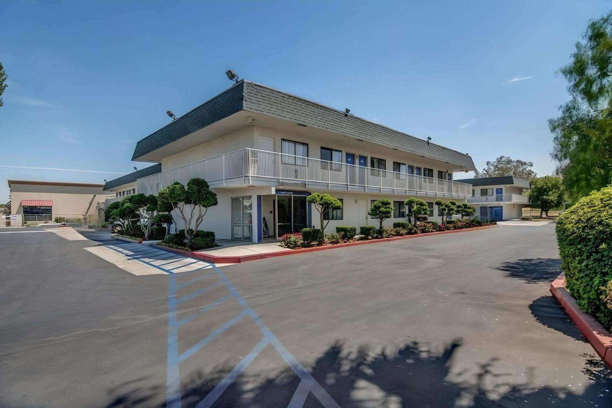 Park Inn By Radisson, Tracy Exterior photo