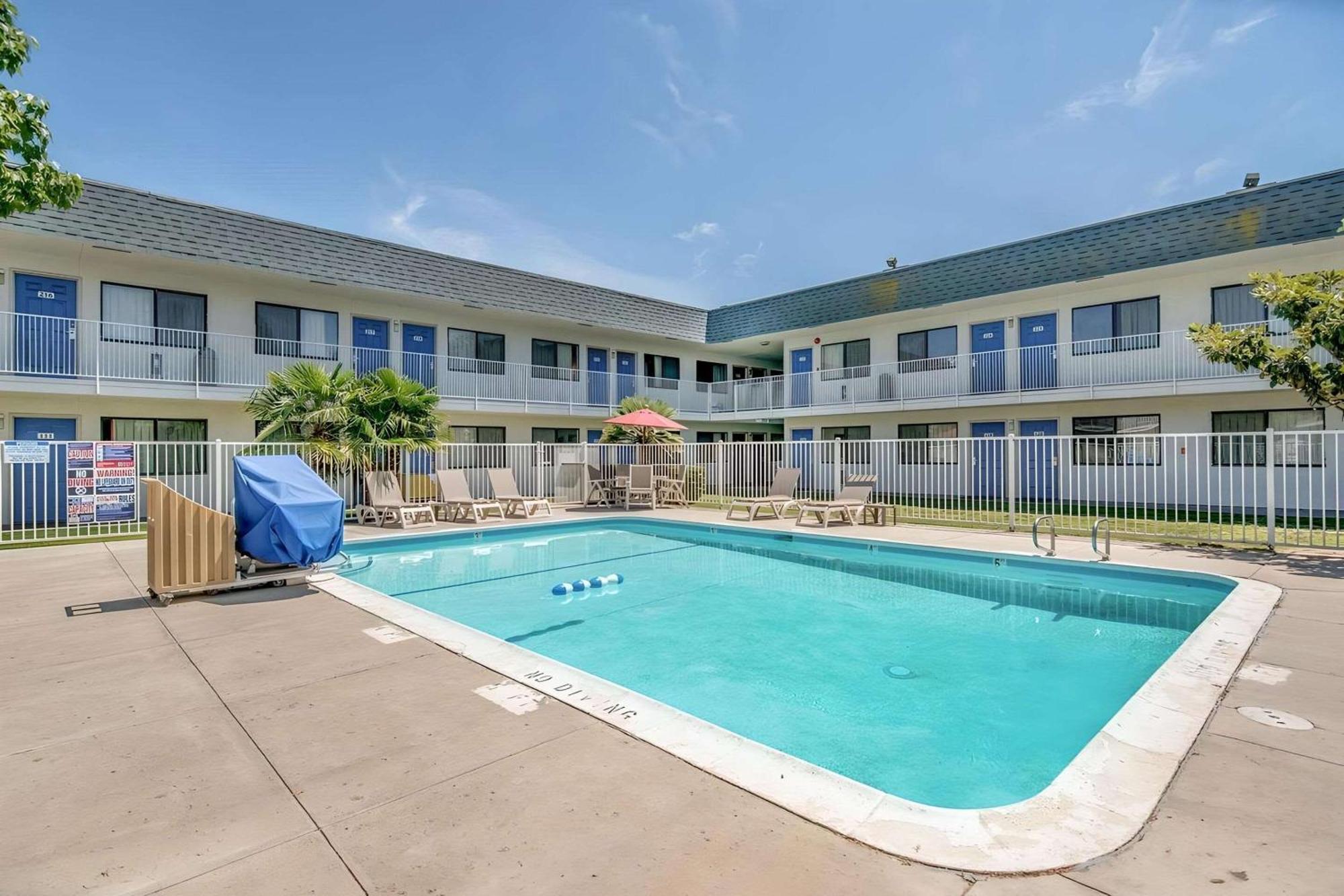 Park Inn By Radisson, Tracy Exterior photo