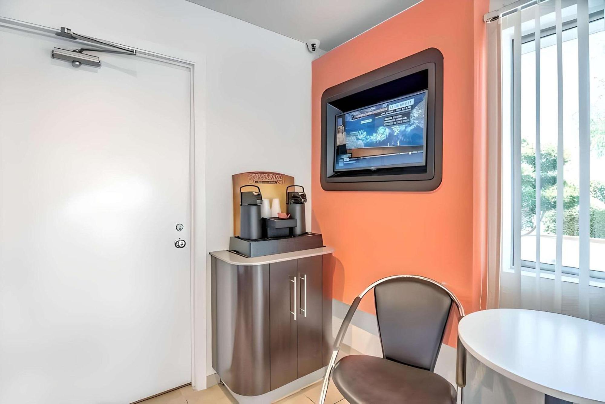 Park Inn By Radisson, Tracy Exterior photo