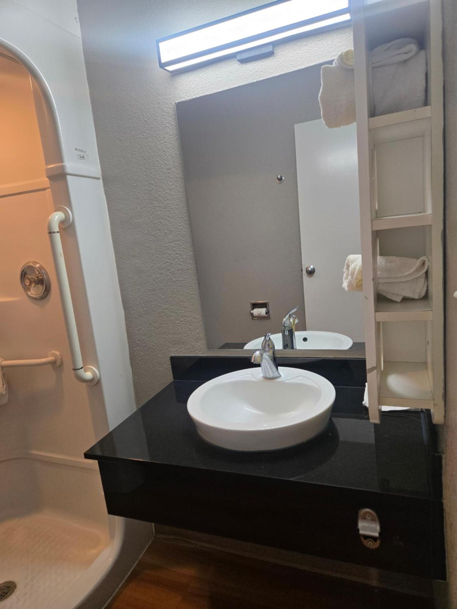 Park Inn By Radisson, Tracy Exterior photo