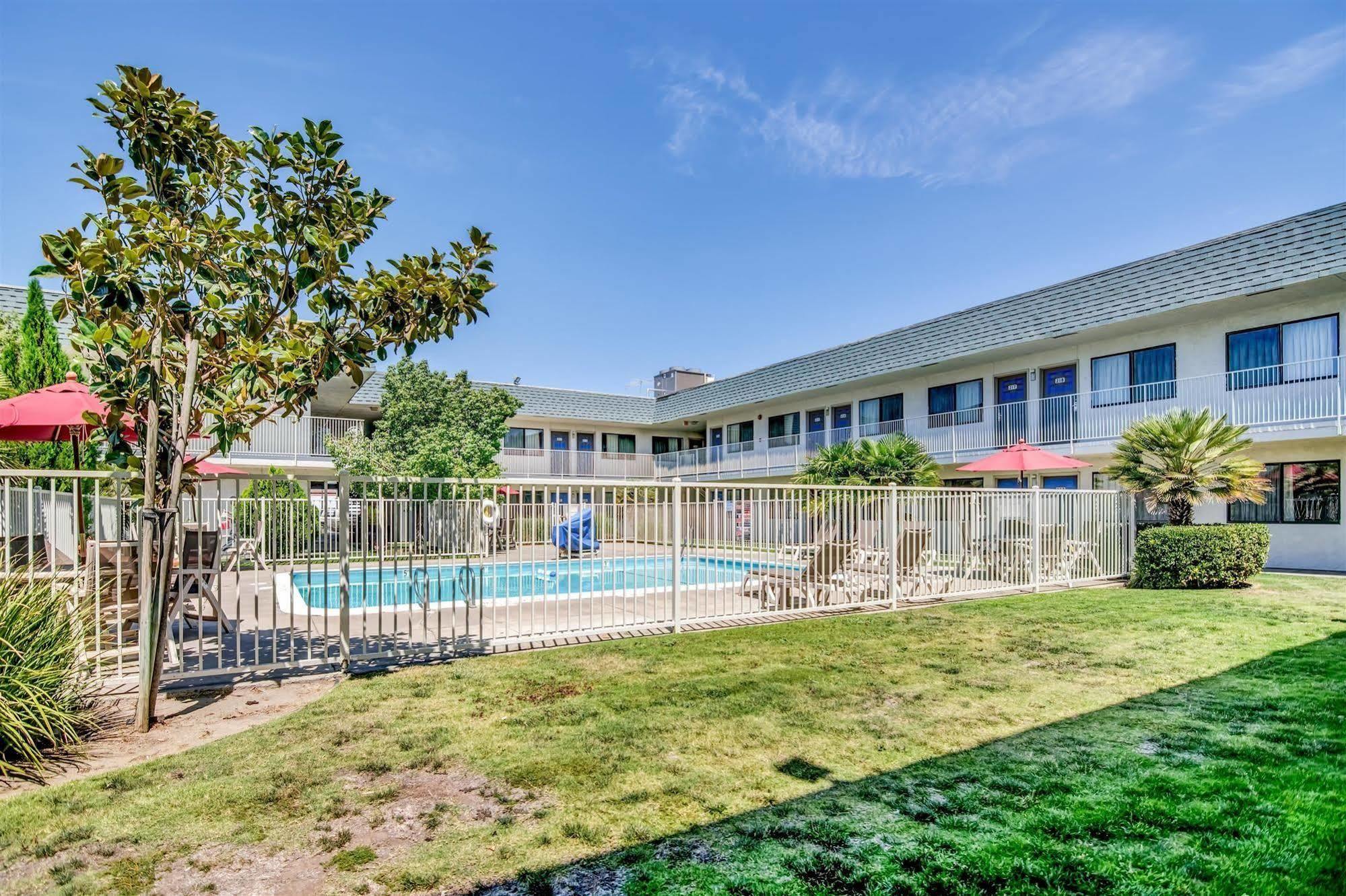Park Inn By Radisson, Tracy Exterior photo